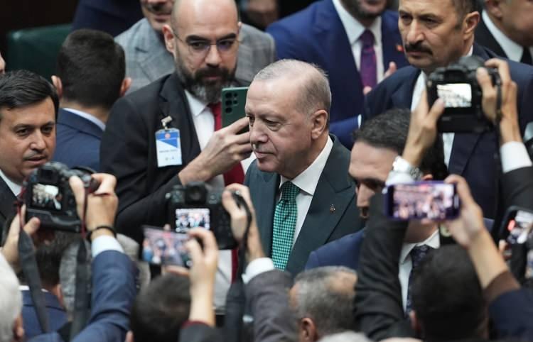 <p>Cumhurbaşkanı Recep Tayyip Erdoğan, kıyafeti &uuml;zerinden yapılan eleştirilerle g&uuml;ndeme gelen Mihalgazi Belediye Başkanı Zeynep G&uuml;neş&rsquo;i telefonla aradı.</p>
