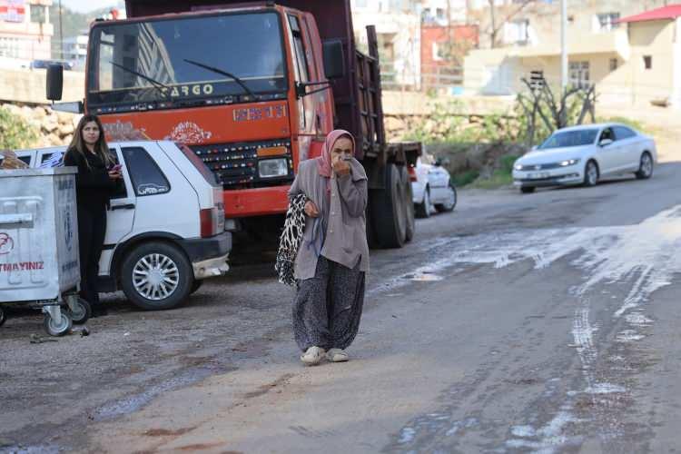 <p><span style="color:#A52A2A">"ARA&Ccedil; YOK" YANITINI ALDILAR</span></p>

<p>&nbsp;</p>

<p>Mahalle sakinleri, Adana B&uuml;y&uuml;kşehir Belediyesi yetkilileriyle yaptıkları g&ouml;r&uuml;şmelerde, <em><strong>"ara&ccedil; olmadığı"</strong></em> gerek&ccedil;esiyle sorunun 10 g&uuml;nd&uuml;r &ccedil;&ouml;z&uuml;lemediğini &ouml;ne s&uuml;rd&uuml;.</p>
