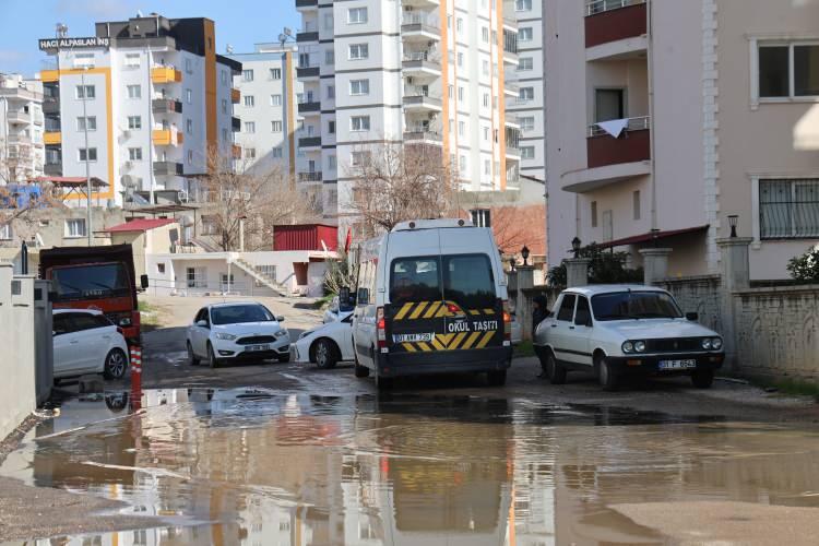 <p>&Ouml;ğrencilerin okul servislerinden inip evlerine ulaşabilmek i&ccedil;in lağım sularının &uuml;zerinden atlamak zorunda kaldığı ifade edildi.</p>
