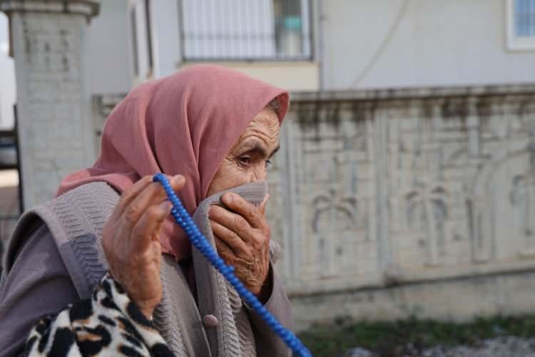 <p><span style="color:#A52A2A"><strong>VATANDAŞ TEPKİLİ&nbsp;</strong></span></p>

<p>&nbsp;</p>

<p>Vatandaşlardan Halit &Ouml;zcan ise,&nbsp;<strong><em>"Burada s&uuml;rekli su akıyor, ağır bir lağım kokusu var. Yağmurdan sonra durum daha da k&ouml;t&uuml;leşti."</em></strong>&nbsp;ifadelerini kullandı.</p>
