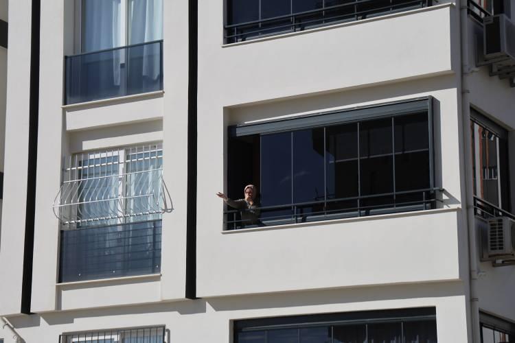 <p>B&ouml;lgede bulunan g&uuml;nd&uuml;z bakım evi &ccedil;evresinde de lağım sularının birikmesi dikkat &ccedil;ekti</p>
