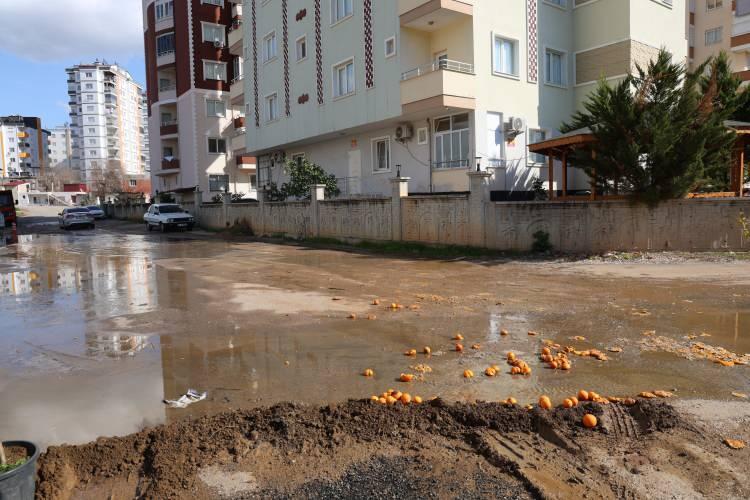 <p>Mahalle sakinlerinden Ziya Doğan, <em>"&Ccedil;ok pis kokuyor, evlerde durulmuyor. Belediyenin bir an &ouml;nce gelip bu sorunu &ccedil;&ouml;zmesi lazım. Eşimi doktora g&ouml;t&uuml;rmek i&ccedil;in &ccedil;ıktım, s&uuml;rekli aynı manzarayla karşılaşıyoruz ama kimse ilgilenmiyor."</em> dedi.&nbsp;</p>
