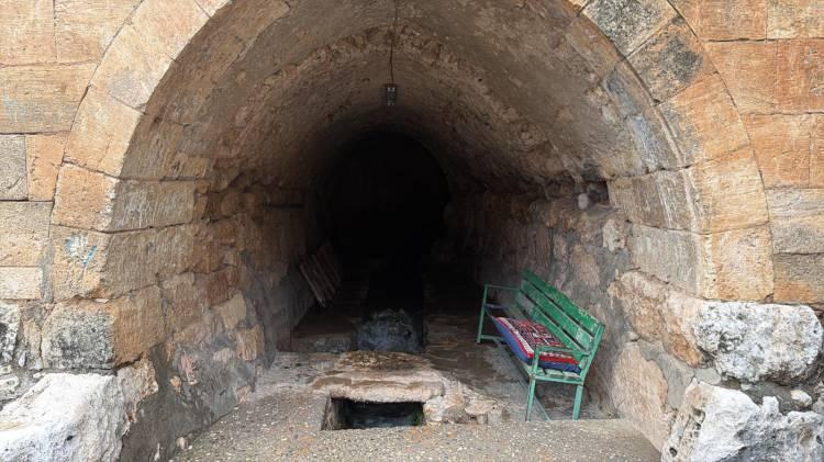 <p>Yaklaşık 380 yıldır hizmet veren Zey K&ouml;y Cami, Osmanlı padişahı 4&rsquo;&uuml;nc&uuml; Murat&rsquo;ın Bağdat Seferi d&ouml;n&uuml;ş&uuml;nde ziyaret ettiği Adıyaman'da Şeyh Abdurrahman Erzincani Hazretleri adına inşa edildi.&nbsp;</p>
