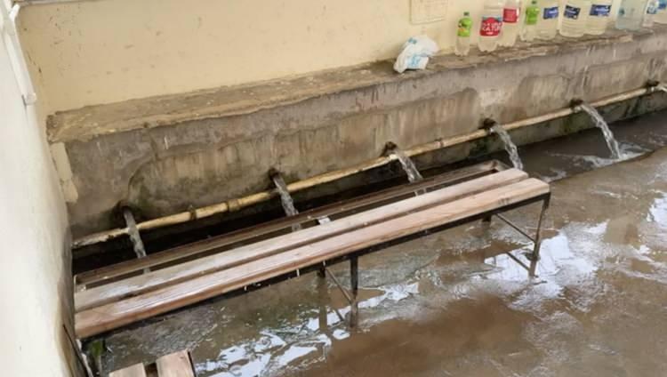 <p>Caminin bulunduğu alanda, su kaynağını korumak amacıyla 10 metre uzunluğunda ve 3 metre genişliğinde kemerli bir dehliz yapılmış, &uuml;zerine ise cami inşa edilmişti.</p>
