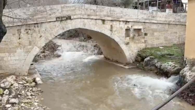 <p>K&ouml;y sakinleri, suyun yeniden akmasının b&ouml;lgeye bereket getireceğini ve ge&ccedil;mişte olduğu gibi yeniden kullanılabileceğini dile getirirken, yetkililer de kaynakların korunması i&ccedil;in gerekli &ouml;nlemlerin alınacağını belirtti.</p>

<p><strong>KAYNAK: DHA</strong></p>
