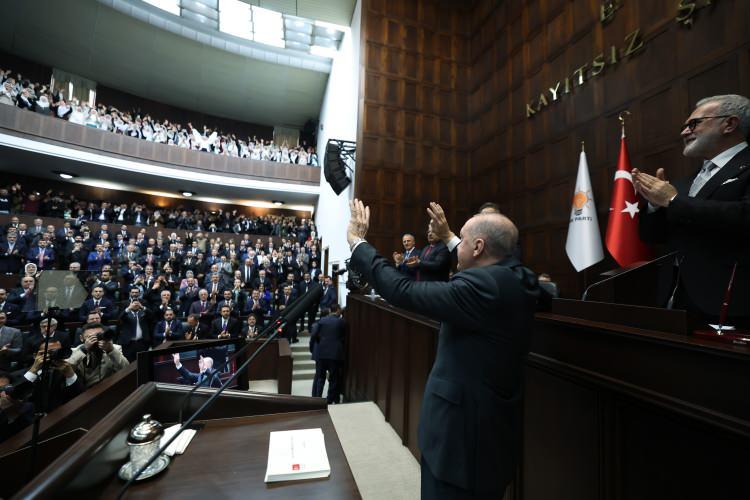 <p><span style="color:#B22222"><strong>"100 BAYANLA GRUP TOPLANTIMIZA GEL"</strong></span></p>

<p>Erdoğan g&ouml;r&uuml;şmede, şu ifadeleri kullandı:</p>

<p>&Ccedil;arşamba g&uuml;n&uuml; 100 bayanla grup toplantımıza geliyorsun. Bembeyaz geliyorsun, sen zaten beyazsın. Ama şimdi inkılabi bir d&ouml;n&uuml;ş yaptın. &lsquo;Şu sivil anayasayı getirin de bizi kurtarın&rsquo; diyorlar. Darbe anayasasından kurtarmak i&ccedil;in biz zaten &ccedil;alışıyoruz. İnşallah bunu da başaracağız</p>

<p>Cumhurbaşkanı Erdoğan&rsquo;ın, ayrıca MYK toplantısında bulunduğunu belirterek parti y&ouml;netiminin selamlarını ilettiği &ouml;ğrenildi.</p>
