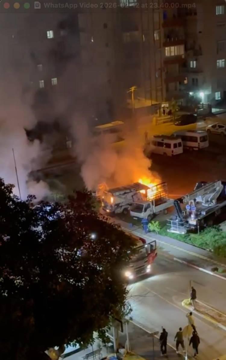 <p>Aracı zarar g&ouml;ren Bahri Ş., olay anını anlatırken b&uuml;y&uuml;k bir şaşkınlık yaşadığını belirterek, patlama sesleri &uuml;zerine sokağa &ccedil;ıktığında aracının yanmaya başladığını g&ouml;rd&uuml;ğ&uuml;n&uuml; ifade etti.</p>
