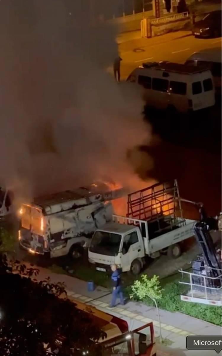 <p>Kısa s&uuml;rede yanmayan başlayan ara&ccedil;lardaki alevler park halindeki Bahri Ş.'ye ait 07 AGA 267 plakalı kamyonete de sı&ccedil;radı.</p>
