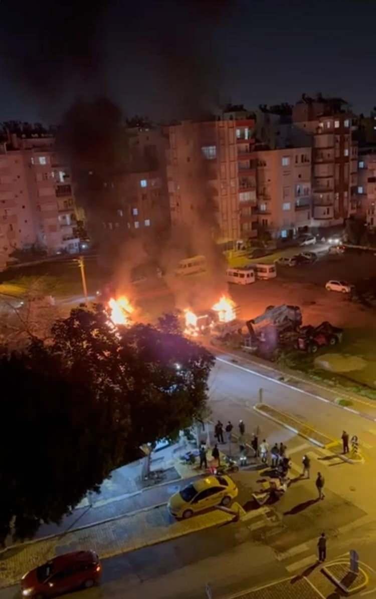 <p>&nbsp;</p>

<p>İki ara&ccedil; tamamen yanarak k&uuml;le d&ouml;nerken, alevlerin sı&ccedil;radığı kamyonette maddi hasar meydana geldi.</p>

<p>&nbsp;</p>
