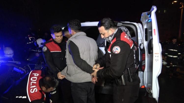 <p><span style="color:#A52A2A"><strong>G&Ouml;ZALTINA ALINDI</strong></span></p>

<p><br />
Olayın ardından polis ekiplerince g&ouml;zaltına alınan H&uuml;seyin A., emniyete g&ouml;t&uuml;r&uuml;ld&uuml;.</p>
