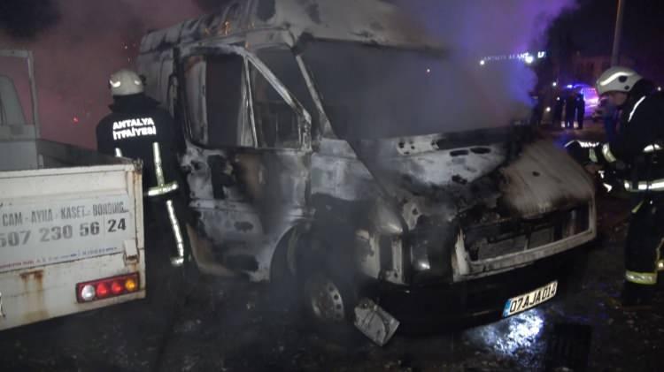 <p><span style="color:#A52A2A"><strong>KENDİ KULLANDIĞI MİNİB&Uuml;S&Uuml; DE YAKTI</strong></span></p>

<p><br />
Hızını alamayan şahıs, kendi kullandığı annesine ait 07 AJA 014 plakalı minib&uuml;s&uuml; de yaktı.</p>
