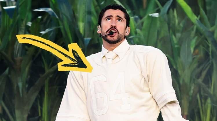 <p><span style="color:#FF0000"><strong>FORMADAKİ "64" DETAYI TESAD&Uuml;F DEĞİLDİ</strong></span></p>

<p><strong>Bad Bunny'nin şovunda ilk g&ouml;ze &ccedil;arpan şey elbette kıyafet se&ccedil;imi oldu. 64 numaralı bej forma giymeyi tercih eden &uuml;nl&uuml; yıldızın bu noktada 2017 yılında Porto Riko'yu yerle bir eden Maria Kasırgası sonrası a&ccedil;ıklanan ilk resmi &ouml;l&uuml;m sayısına atıfta bulunduğu iddia edildi.</strong></p>
