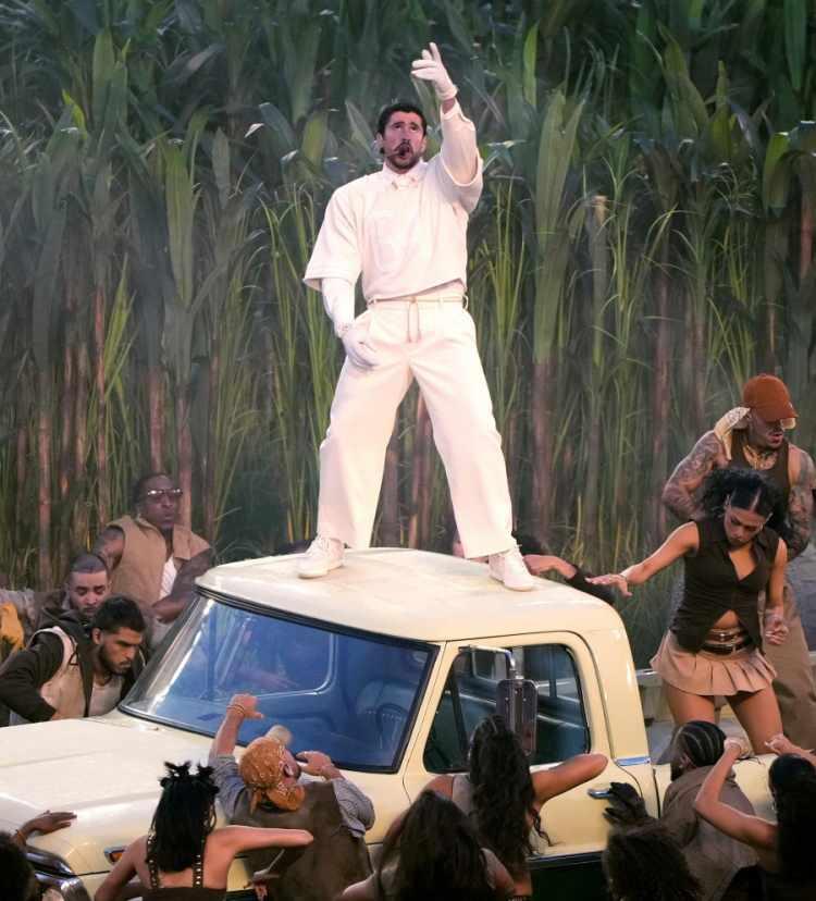 <p><span style="color:#FF0000"><strong>AMERİKA TANIMINA ALIŞILMIŞIN DIŞINDA BİR PENCERE A&Ccedil;TI</strong></span></p>

<p><strong>Şovun sonlarına doğru 'ger&ccedil;ek Amerika' kimliğini paylaşmaktan bir an olsun vazge&ccedil;meyen Bad Bunny, "God Bless America" (Tanrı Amerika'yı Korusun) diyerek yalnızca ABD değil Şili'den Kanada'ya uzanan t&uuml;m Amerika kıtasına selam g&ouml;nderdi.</strong></p>
