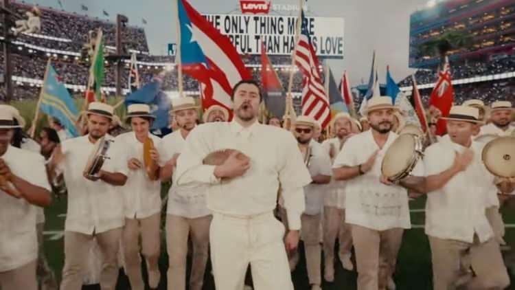 <p><span style="color:#FF0000"><strong>T&Uuml;M LATİN AMERİKA BAYRAKLARINI SAHNEYE TAŞIDI</strong></span></p>

<p><strong>Ayrıca &uuml;nl&uuml; yıldız yalnızca Amerika Birleşik Devletleri bayrağını değil; t&uuml;m Latin Amerika &uuml;lkelerine dikkat &ccedil;ekerek bu bayrakları sahneye taşıdı.&nbsp;</strong></p>
