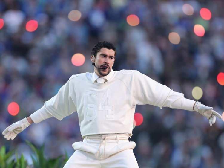 <p><span style="color:#FF0000"><strong>KURŞUN GE&Ccedil;İRMEZ YELEK Mİ GİYDİ?</strong></span></p>

<p><strong>&Uuml;nl&uuml; yıldızın kıyafet se&ccedil;iminde tartışmalara neden olan en &ouml;nemli detay '&ccedil;elik yelek' iddiaları oldu. Sosyal medya kullanıcılarının bir&ccedil;oğu, Bad Bunny'nin aldığı tepkiler nedeniyle devre arasında kurşun ge&ccedil;irmez yelek giydiğini &ouml;ne s&uuml;rd&uuml;. Kimsenin fark etmemesi i&ccedil;in g&ouml;steri sırasında bunu futbol kıyafeti gibi gizlemeye &ccedil;alıştığını iddia eden hayranlardan bazıları, "Kurşun ge&ccedil;irmez yelek giydiğini anlayabiliyorsunuz" şeklinde yorumlarda bulundu. Ancak NFL ve Bad Bunny'nin temsilcilerinden hen&uuml;z bu iddialara yanıt gelmedi.</strong></p>
