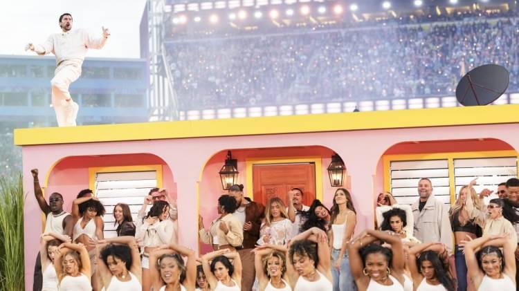 <p><span style="color:#FF0000"><strong>PEMBE EV DE SIRADAN BİR TERCİH DEĞİLDİ</strong></span></p>

<p><strong>&Ouml;te yandan sahneye kurulan geleneksel Porto Riko tarzı pembe beton ev (La Casita), adada kalma m&uuml;cadelesinin en somut simgesi oldu. Sanat&ccedil;ının evin &ccedil;atısından mavi bir odaya d&uuml;şmesi ise daha &ouml;nce yayınladığı alb&uuml;mlere ufak bir selam &ouml;zelliği taşıyordu.</strong></p>
