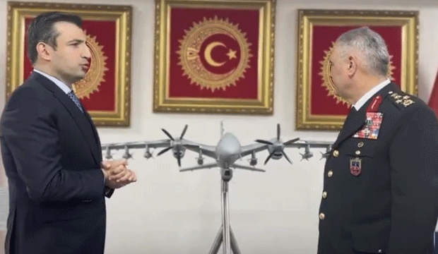 <p>El işi olarak yapılan maketin, T&uuml;rk Akıncı geleneğinin izlerinden esinlenerek tezyin edildiğini, &uuml;zerindeki &ccedil;izimlerde tarih boyunca milletin ruhuna y&ouml;n veren Akıncı fig&uuml;rlerinin yer aldığını belirtti.</p>

<p>&nbsp;</p>
