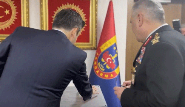 <p>Cumhurbaşkanı Erdoğan'ın ile birlikte Jandarma Kuvvetleri'nin de notu, u&ccedil;ağın beyninde dua olarak yazılı olduğunu s&ouml;yleyen Bayraktar şu ifadeleri kullandı:</p>

<p>&nbsp;</p>
