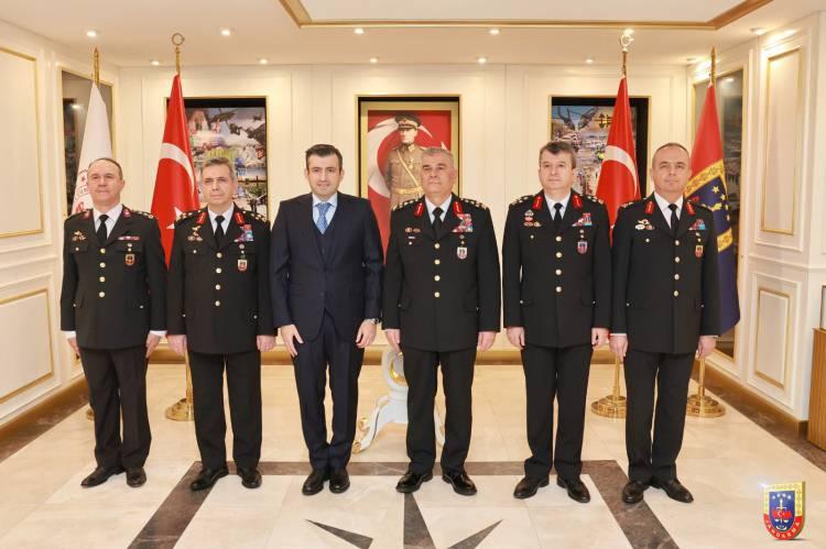 <p>&Uuml;lkemizin d&uuml;nyada insansız hava ara&ccedil;ları alanında lider olduğunu s&ouml;yleyen Bayraktar, jandarma Genel Komutanlığı'na iyi dileklerini sundu.</p>

<p>​</p>
