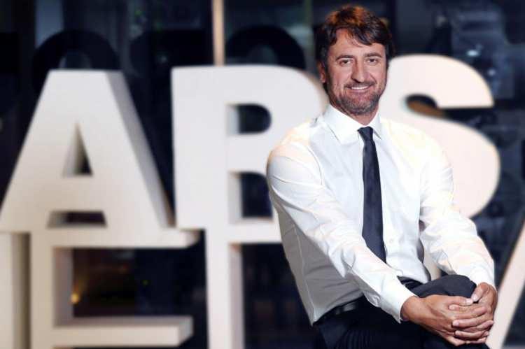 <p><strong>Sinema d&uuml;nyasında <span style="color:#FF0000">'Eltilerin Savaşı', 'Ahlat Ağacı', 'Arif V 216', 'İftarlık Gazoz' </span>gibi &ccedil;ok sevilen filmlerin yapımcılığını &uuml;stlenen, aynı zamanda oyuncu ve iş insanı olan <span style="color:#FF0000">'Muzaffer Yıldırım'</span>, bu kez bambaşka bir konuyla g&uuml;ndeme&nbsp; geldi.</strong></p>
