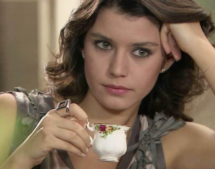 <p><span style="color:#FF0000"><strong>ALAY KONUSU OLDU</strong></span></p>

<p><strong>&Uuml;nl&uuml; oyuncunun &ccedil;ıkardığı şarkı, kısa s&uuml;rede binlerce sosyal medya kullanıcısının tepkisini &ccedil;ekerek alay konusu haline geldi.</strong></p>
