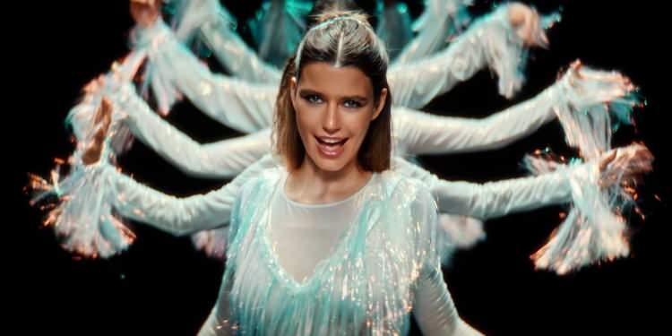 <p><strong>Şarkının, yıllardır eşi Kenan Doğulu ile &uuml;zerinde &ccedil;alıştığı m&uuml;zik projesinin ilk &ccedil;alışması olduğu belirtildi. İngilizce eserin s&ouml;zleri Saat&rsquo;e ait ve prod&uuml;kt&ouml;rl&uuml;ğ&uuml; ile aranjesini eşi Kenan Doğulu &uuml;stlendi.</strong></p>
