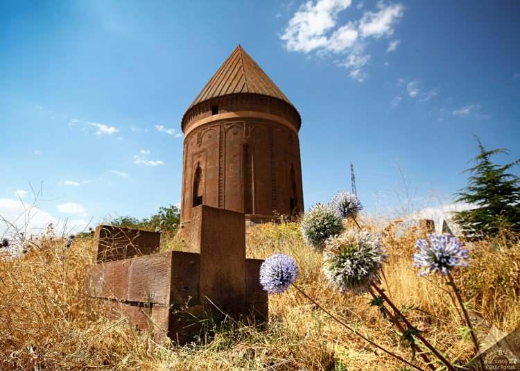 <p><span style="color:#B22222"><strong>4. AHLAT:</strong></span></p>

<p><span style="color:#B22222"><strong>BİTLİS</strong></span></p>
