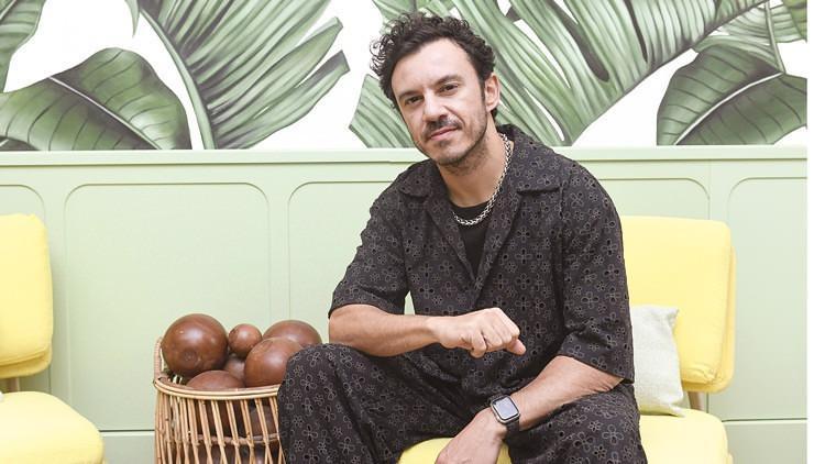 <p><strong>Muhabirlerle ayak&uuml;st&uuml; sohbet etmeyi ihmal etmeyen &uuml;nl&uuml; isim, seyahat tutkusu hakkında konuştu.&nbsp;</strong></p>
