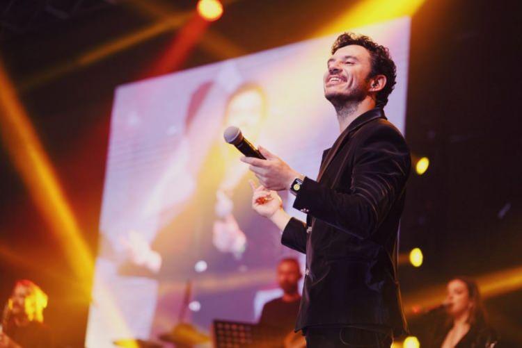 <p><strong>Maceraperest kişiliğiyle bilinen ve boş vakitlerinde bol bol seyahat eden &uuml;nl&uuml; şarkıcı, &ouml;nceki g&uuml;n Etiler'de objektiflere yansıdı.</strong></p>
