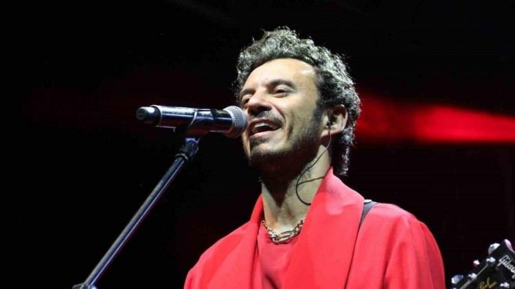 <p><strong>"Alaz Alaz", "Mecnun", "Aşk Mı Lazım", "Deli Kız" ve "Olmuşum Leyla" gibi birbirinden hit par&ccedil;alarla b&uuml;y&uuml;k beğeni toplayan şarkıcı Buray, meslek hayatındaki başarısı kadar renkli kişiliğiyle de ilgi odağı haline geliyor.</strong></p>
