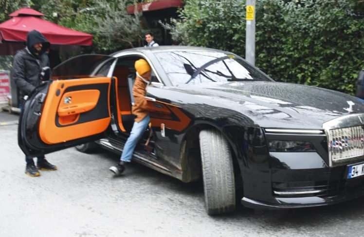 <p><span style="color:#FF0000"><strong>50 MİLYON TL'LİK ARACI OLAY OLDU</strong></span></p>

<p><strong>&Uuml;nl&uuml; şarkıcının 50 milyon TL değerindeki yeni oyuncağı, g&ouml;renleri şaşkına &ccedil;evirdi.</strong></p>
