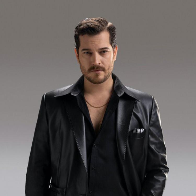 <p>Mali Şimşek ile Berfin Yaren Bilgin'in kız isteme t&ouml;reninde yakın arkadaşını yalnız bırakmayan &uuml;nl&uuml; oyuncu damat tarafı davetlileri arasında g&ouml;r&uuml;ld&uuml;.</p>
