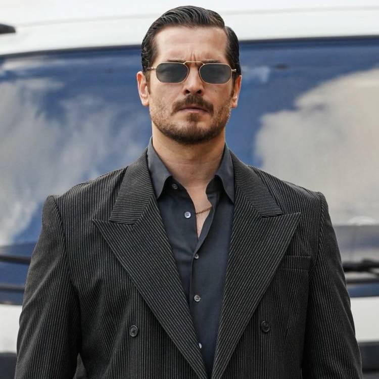 <p>Hakan: Muhafız, Gaddar, K&uuml;bra ve Terzi gibi projelerdeki performanslarıyla adından s&ouml;z ettiren &Ccedil;ağatay Ulusoy, şu sıralar fenomen dizi Eşref R&uuml;ya'da rol aldığı Eşref Tek karakteriyle b&uuml;y&uuml;k ilgi g&ouml;r&uuml;yor.</p>
