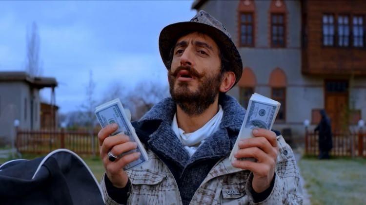 <p><span style="color:#FF0000"><strong>"SANAT&Ccedil;I KİMLİĞİMLE KİRAMI &Ouml;DEYEMİYORUM"</strong></span></p>

<p><strong>Sanat d&uuml;nyasında yaşanan dengesiz kazan&ccedil; ve istihdam sorununa dikkat &ccedil;eken &uuml;nl&uuml; isim, "Ben sanat&ccedil;ı olarak kirasını &ouml;deyemeyen bir adamım. Bu benim değil, sekt&ouml;r&uuml;n ve i&ccedil;inde bulunduğumuz durumun bir yansımasıdır" şeklinde konuştu.</strong></p>
