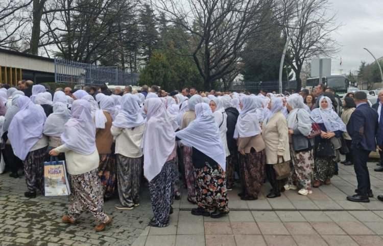 <p><span style="color:#B22222"><strong>100 BEYAZ T&Uuml;LBENTLİ KADIN MECLİS'TE</strong></span></p>

<p>Erdoğan&rsquo;ın daveti &uuml;zerine Mihalgazi Belediye Başkanı Zeynep G&uuml;neş, Eskişehir&rsquo;den gelen 100 beyaz t&uuml;lbentli kadınla birlikte TBMM&rsquo;de d&uuml;zenlenen AK Parti Grup Toplantısı&rsquo;na katıldı. Kadınların Meclis&rsquo;e gelişi dikkat &ccedil;ekti.</p>
