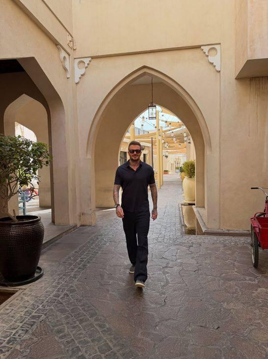 <p>David Beckham, ge&ccedil;tiğimiz g&uuml;nlerde bir etkinlik kapsamında gittiği Katar'da sadece resmi temaslarda bulunmakla kalmadı, &uuml;lkenin mutfak k&uuml;lt&uuml;r&uuml;n&uuml; de yakından test etti.</p>
