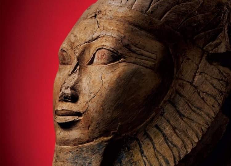 <p>Hatşepsut, M&Ouml; 15. y&uuml;zyılda Antik Mısır'da firavun unvanıyla tahta &ccedil;ıkan en g&uuml;&ccedil;l&uuml; kadın h&uuml;k&uuml;mdarlardan biri olarak tarihe ge&ccedil;ti.</p>

<p>Erkeklere &ouml;zg&uuml; sayılan firavunluk makamını meşrulaştırmak i&ccedil;in kendini erkek sembolleriyle tasvir ettiren Hatşepsut, iktidarını savaşla değil ticaret, diplomasi ve b&uuml;y&uuml;k imar projeleriyle g&uuml;&ccedil;lendirdi.</p>
