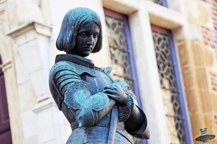 <p>Jeanne d'Arc, 15. y&uuml;zyılda Fransa'nın en karanlık d&ouml;nemlerinden birinde ortaya &ccedil;ıkan ve bir ulusun kaderini değiştiren gen&ccedil; bir fig&uuml;r olarak tarihe ge&ccedil;ti.</p>

<p>Hen&uuml;z 17 yaşındayken ilahi bir g&ouml;revle hareket ettiğine inanarak Fransız ordusuna katılan Jeanne, moral g&uuml;c&uuml; ve karizmasıyla askerleri peşinden s&uuml;r&uuml;kledi, savaşın seyrini Fransa lehine &ccedil;evirdi.</p>

<p>Erkeklere ait sayılan savaş alanında bir sembole d&ouml;n&uuml;şen Jeanne d'Arc, siyasi entrikalar sonucu yakalanıp idam edilse de &ouml;l&uuml;m&uuml;nden sonra aklandı ve Fransa'nın ulusal kahramanı ilan edildi.</p>
