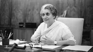 <p>Indira Gandhi, Hindistan'ın ilk ve en uzun s&uuml;re g&ouml;rev yapan kadın başbakanı olarak, &uuml;lkesini derin siyasi ve toplumsal krizler i&ccedil;inde y&ouml;neten g&uuml;&ccedil;l&uuml; bir liderdi.</p>

<p>Soğukkanlılığı ve sert kararlarıyla tanınan Gandhi, i&ccedil; karışıklıklar, ekonomik sorunlar ve savaş tehdidi altında devlet otoritesini merkezileştiren adımlar attı.</p>

<p>1971'deki savaşta Bangladeş'in bağımsızlığını destekleyerek Hindistan'ı b&ouml;lgesel bir g&uuml;&ccedil; haline getirdi.</p>

