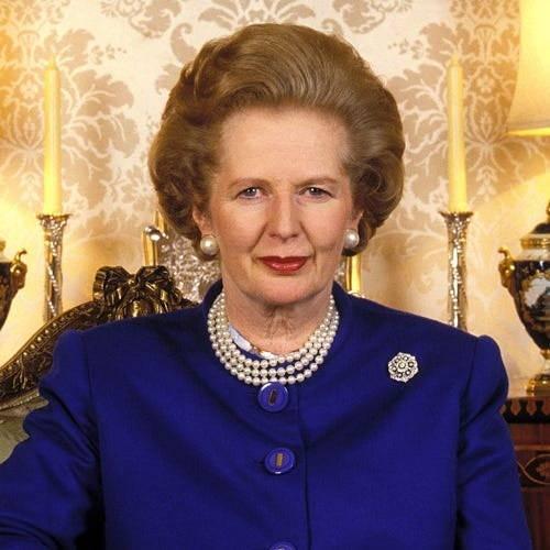 <p>Margaret Thatcher, 1979&ndash;1990 yılları arasında Birleşik Krallık'ın ilk kadın başbakanı olarak g&ouml;rev yaptı ve "Demir Leydi" lakabını sert, tavizsiz liderlik tarzıyla kazandı.</p>

<p>Erkek egemen siyasette geri adım atmayan Thatcher, ekonomik liberalizm politikalarıyla devleti k&uuml;&ccedil;&uuml;lt&uuml;p piyasayı g&uuml;&ccedil;lendirdi; sendikalarla yaşadığı sert m&uuml;cadeleler ve Falkland Savaşı sırasında sergilediği kararlı duruş, liderliğinin simgesi oldu.</p>

<p>Destek&ccedil;ileri tarafından &uuml;lkeyi ayağa kaldıran bir reformcu, eleştirmenleri tarafından ise toplumu b&ouml;len bir fig&uuml;r olarak anılsa da Thatcher, modern İngiltere siyasetini k&ouml;kten değiştiren en etkili liderlerden biri olarak tarihe ge&ccedil;ti.</p>
