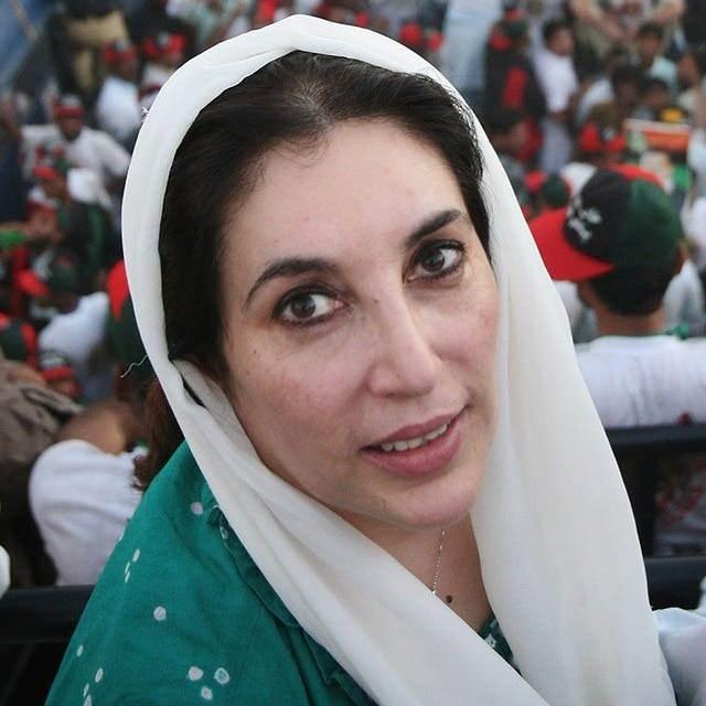 <p>Benazir Bhutto, 1988 yılında Pakistan'da g&ouml;reve gelerek İslam d&uuml;nyasında se&ccedil;ilmiş ilk kadın başbakan olarak tarihe ge&ccedil;ti. Askeri darbeler, siyasi baskılar ve s&uuml;rekli tehditler altında siyaset yapan Bhutto, demokrasi, sivil y&ouml;netim ve kadınların kamusal hayattaki rol&uuml;n&uuml; g&uuml;&ccedil;lendirme iddiasıyla &ouml;ne &ccedil;ıktı.</p>

<p>Erkek egemen ve muhafazakar bir siyasi yapıda iktidara gelmesi başlı başına bir kırılma noktasıydı.</p>

<p>Suikast sonucu hayatını kaybetmesi, onun m&uuml;cadelesini yarım bıraksa da Benazir Bhutto, cesareti ve sembolik g&uuml;c&uuml;yle yalnızca Pakistan'da değil, t&uuml;m İslam coğrafyasında tarihe ge&ccedil;en bir lider oldu.</p>
