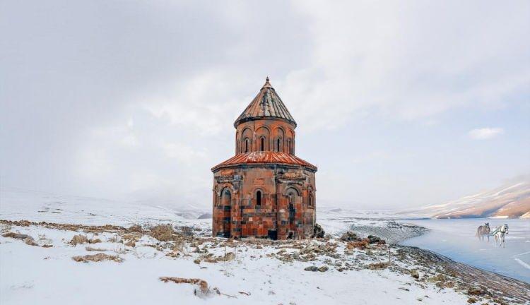 <p><strong>Son d&ouml;nemlerde yabancı turistlerin T&uuml;rkiye'ye olan ilgisi giderek artış g&ouml;sterirken artık yeni g&ouml;zde İstanbul değil 'Kars' haline geldi.&nbsp;</strong></p>
