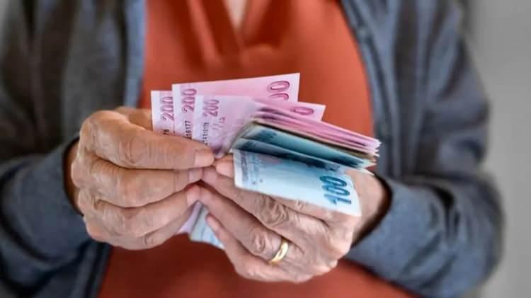 <p><strong>Sıkı para politikasının doğru bir şekilde uygulandığını s&ouml;yleyen Y&uuml;ksel, "Yaklaşık iki yıldır &uuml;lkemizde enflasyonla m&uuml;cadele noktasında sıkı para politikası uygulanmakta ve enflasyonla m&uuml;cadele re&ccedil;etesi doğru bir şekilde uygulanmaktadır.</strong></p>
