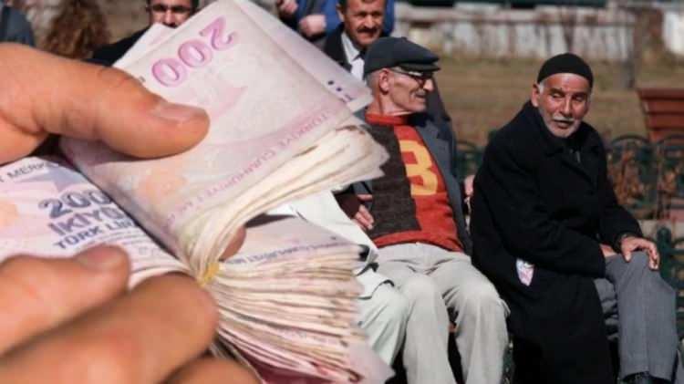 <p>Yıllara g&ouml;re yatan ikramiyeleri belirten Y&uuml;ksel,&nbsp;<strong>"2018 yılında emekli ikramiyesi ilk olarak bin TL olarak &ouml;dendi. </strong></p>

<p><strong>2019-2020 yıllarında biner TL olarak &ouml;denmeye devam etti. 2021 yılında yaklaşık y&uuml;zde 10'luk bir artışta 2 bin 100 TL olarak &ouml;dendi. </strong></p>

<p><strong>2022 yılında da keza bin 100 TL olarak &ouml;dendi. 2023 yılında yaklaşık y&uuml;zde 70'lik bir artışta 2 bin TL olarak &ouml;dendi. </strong></p>

<p><strong>Yine 2024 yılında 3 bin TL, 2025 yılında da emeklilere her bayram d&ouml;neminde 4 bin TL olarak emekli ikramiyeleri &ouml;denmiştir.</strong></p>
