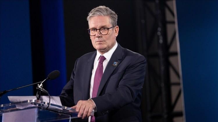 <p>İngiltere'de istifa sırasının Başbakan Starmer'e geldiği belirtiliyor. Koltuğu sallanan Başbakan'ın yerine ge&ccedil;en isim ise tartışma konusu.</p>
