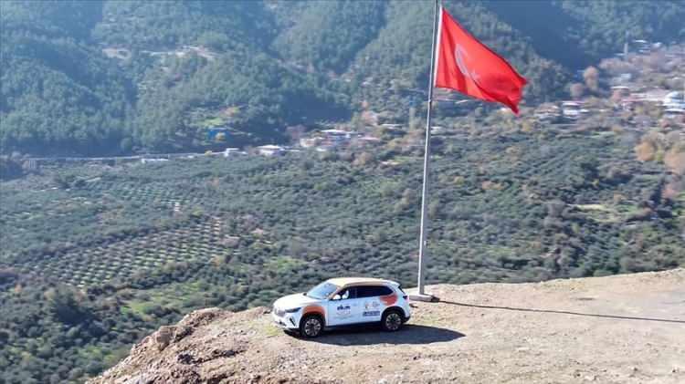 <p><strong><span style="color:rgb(178, 34, 34)">AKİM İLE ANINDA &Ccedil;&Ouml;Z&Uuml;M</span></strong></p>

<p>Buna g&ouml;re&nbsp;<strong>Mobil AKİM</strong>, yerli ve mill&icirc;&nbsp;<strong>Togg</strong>&nbsp;aracıyla bir yılda&nbsp;<strong>53 şehirde 3 bin 153 haneyi</strong>&nbsp;ziyaret etti. Bu ziyaretlerde toplam&nbsp;<strong>37 bin 300 kilometre</strong>&nbsp;yol katedilirken,&nbsp;<strong>1.709</strong>&nbsp;talep kayda alındı.&nbsp;</p>
