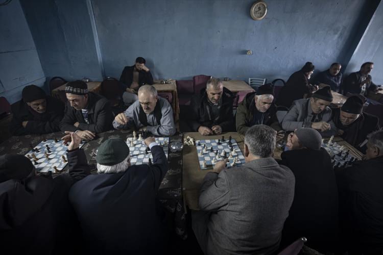 <p>Oyuncuların yanına oturan izleyiciler, zaman zaman heyecana kapılıp hamleler hakkında yorum yapıyor.</p>
