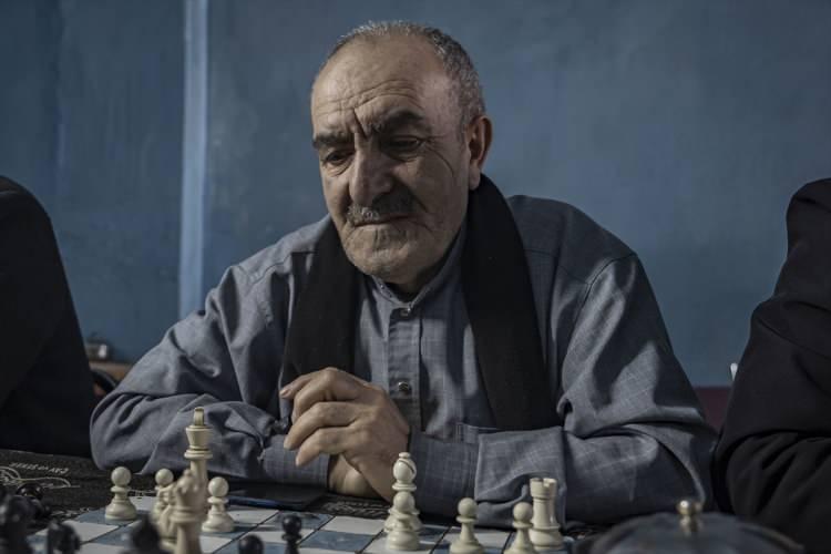 <p>Kendisinin de iyi bir satran&ccedil; oyuncusu olduğunu dile getiren Şahin, kış ayında kapalı yollar nedeniyle gelenlerin sayısının daha az olduğunu ama yaz ayında &ccedil;ok daha arttığını belirtti.</p>
