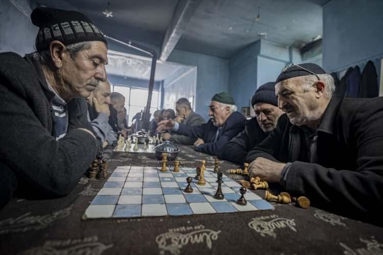 <p>Kahvehanede yalnızca satran&ccedil; oynanmıyor, anılar tazeleniyor, dostluklar g&uuml;&ccedil;leniyor.</p>
