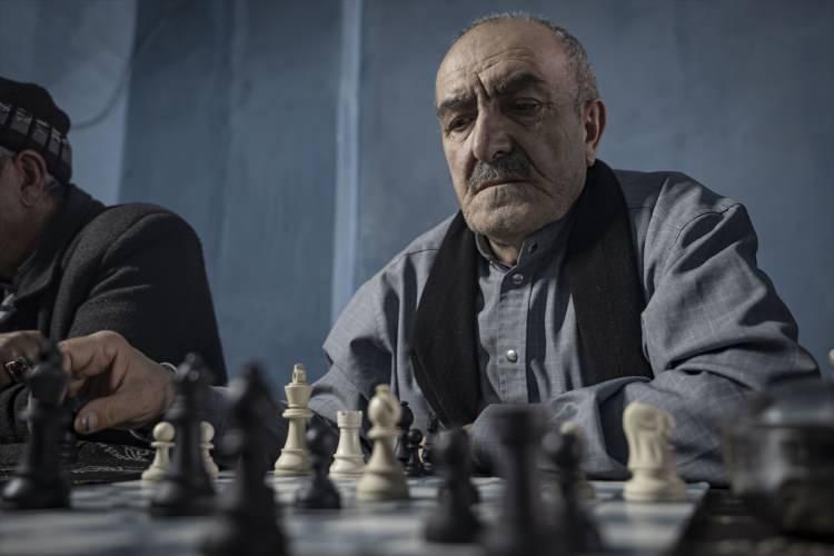 <p>Bir&ccedil;oğu satrancı &ccedil;ocukluk yıllarında &ouml;ğrenen usta oyuncular, &ccedil;aylarını yudumlarken yılların birikimini tahtaya yansıtıyor.</p>
